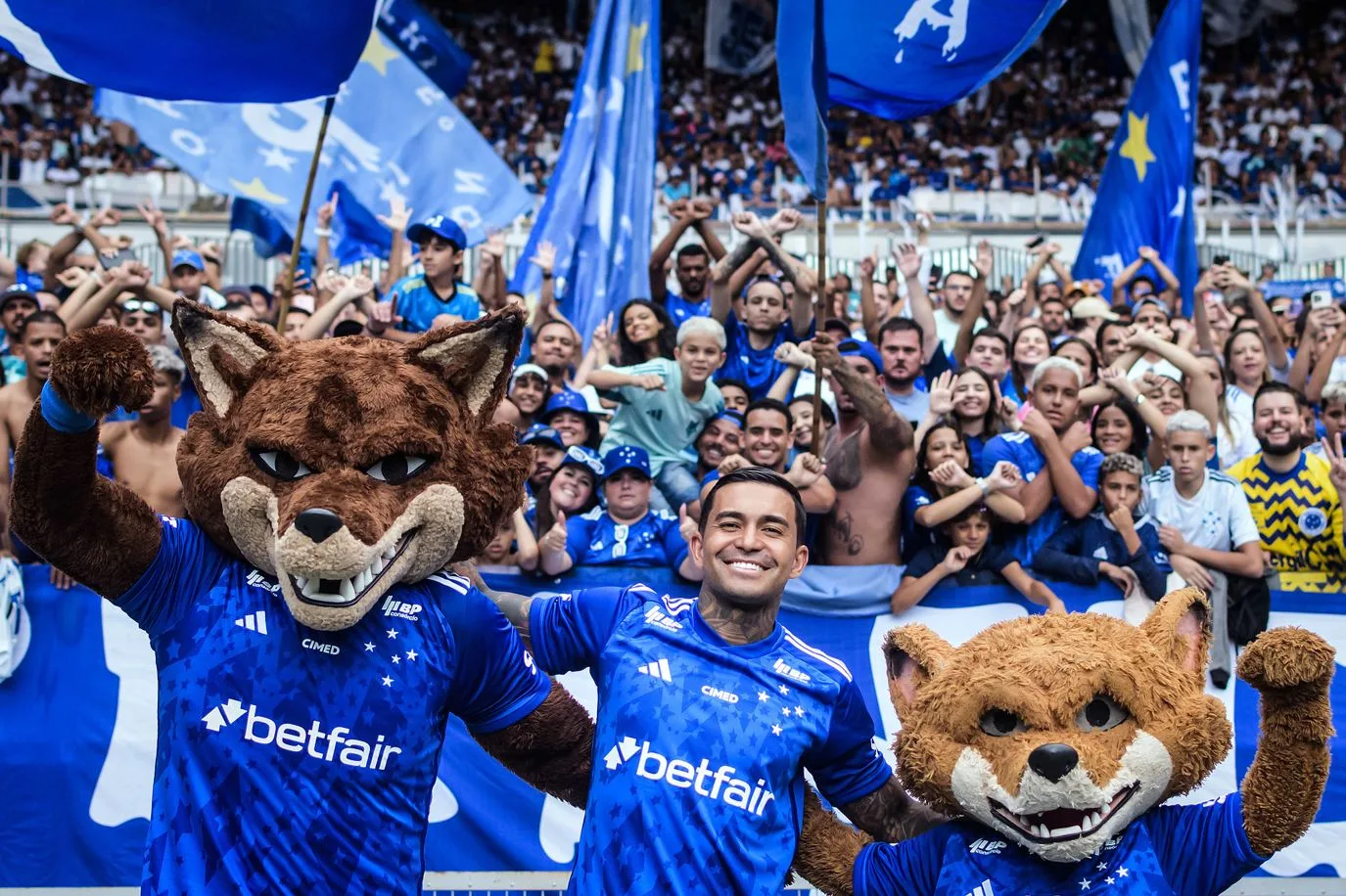 Torcedores animados em estádio com mascotes de time