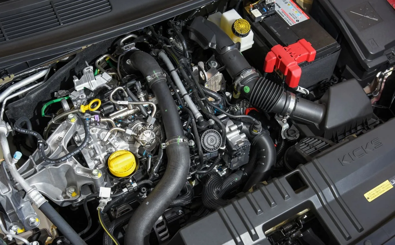 Detalhe do motor 1.0 turbo de três cilindros com injeção direta do novo Nissan Kicks 2025, fabricado no Complexo Industrial de Resende (RJ), evidenciando os componentes mecânicos e sistema de admissão de ar; imagem destaca a arquitetura moderna do propulsor com 125 cv, projetado para alto desempenho e eficiência no segmento de SUVs compactos.