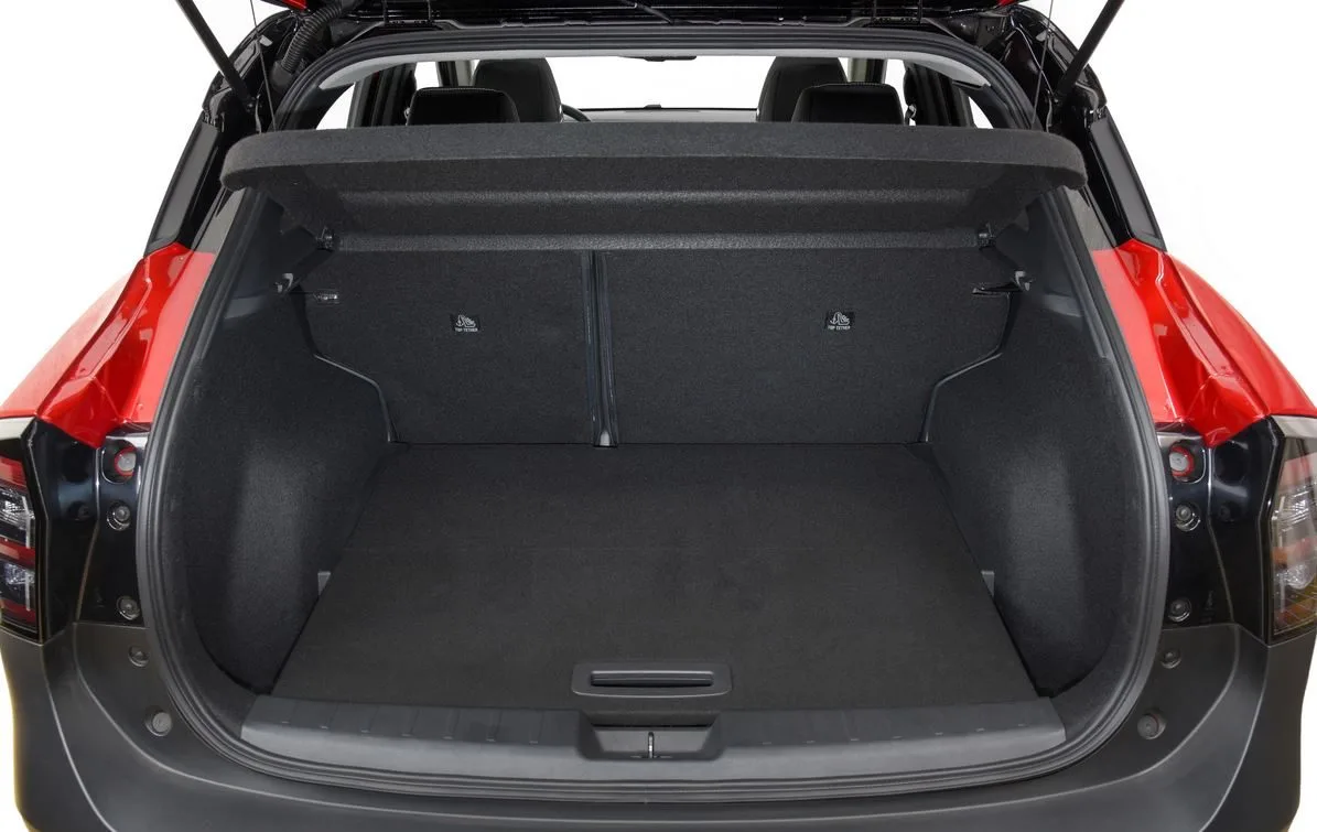 Porta-malas do novo Nissan Kicks 2025 com 470 litros de capacidade, destaque para o acabamento interno com forração completa, encostos do banco traseiro bipartidos e sistema Flexible Board nivelado, evidenciando a versatilidade e o amplo espaço do SUV compacto fabricado no Brasil.