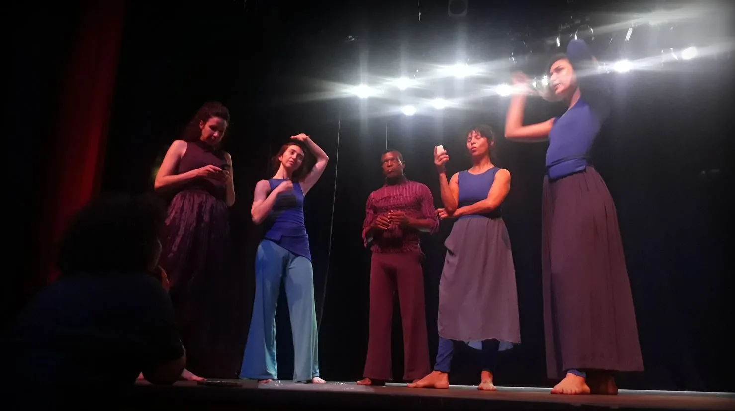 As professoras Luísa Machala e Marise Dinis orientam os formandos do espetáculo “Vazante” durante momento de criação no palco do Teatro Marília, em Belo Horizonte.