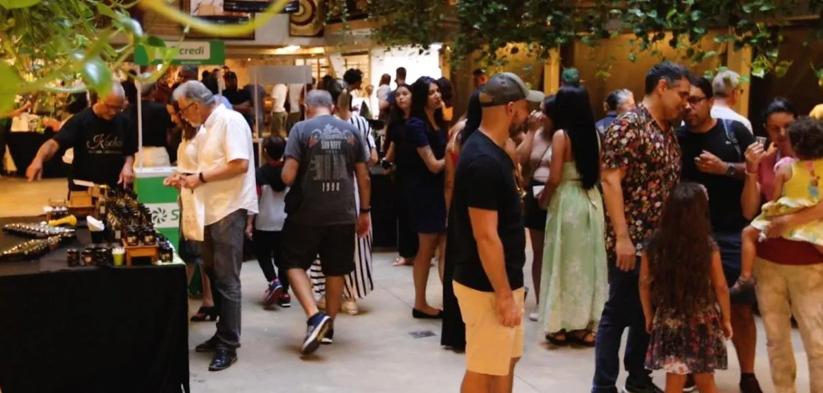 Público circula entre estandes e expositores no Festival Tomei Gosto por Café, em Belo Horizonte, em ambiente acolhedor com degustações, produtos artesanais e vivências culturais ligadas ao universo do café especial mineiro.