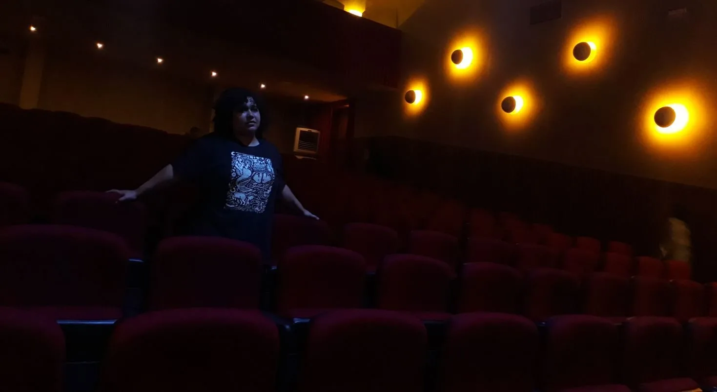 Márcia Fabiano Neves, coordenadora do curso de Dança do Arena da Cultura, observa atenta a movimentação cênica no Teatro Marília, durante ensaio do espetáculo “Vazante”.