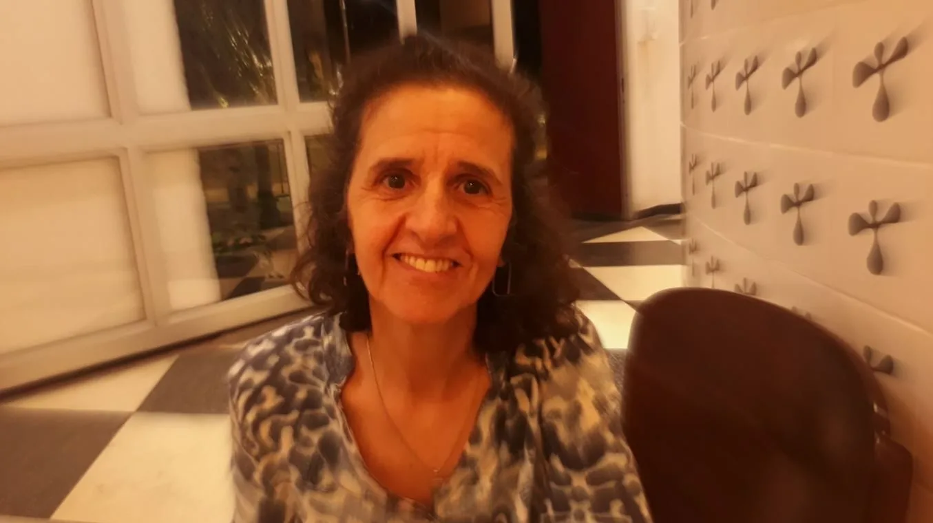 A dançarina e professora Márcia Fabiano Neves, coordenadora do curso de Dança do Arena da Cultura, posa sorridente em ambiente cultural de Belo Horizonte.
