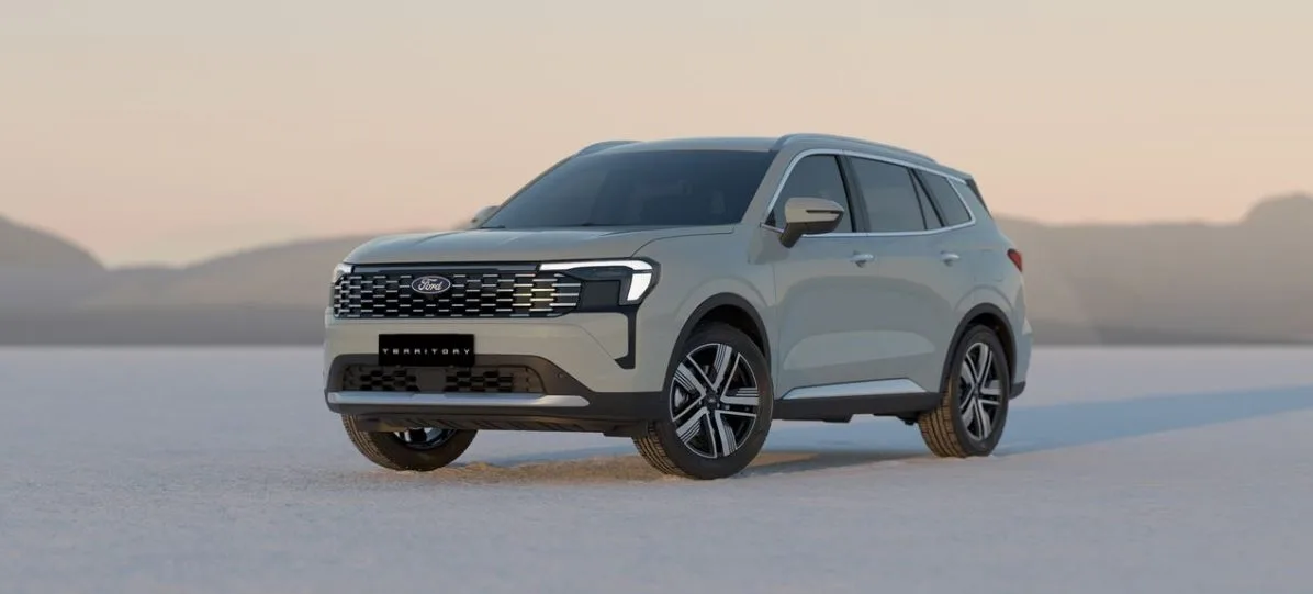 Novo Ford Territory 2026 Titanium em ambiente desértico ao entardecer, destacando o design renovado com faróis full-LED, grade frontal cromada e rodas de liga leve diamantadas de 19 polegadas, reforçando a presença robusta e elegante do SUV.