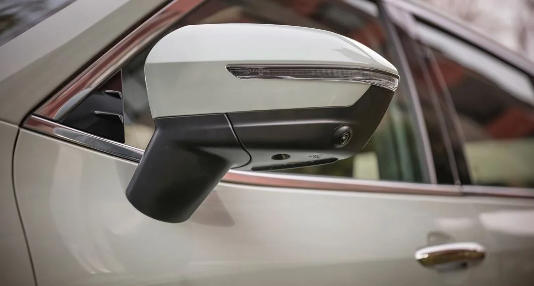 Retrovisor externo do Novo Ford Territory 2026 com repetidor de seta em LED, acabamento bicolor e câmera integrada para visão 360°, evidenciando tecnologia de assistência ao motorista e design refinado.