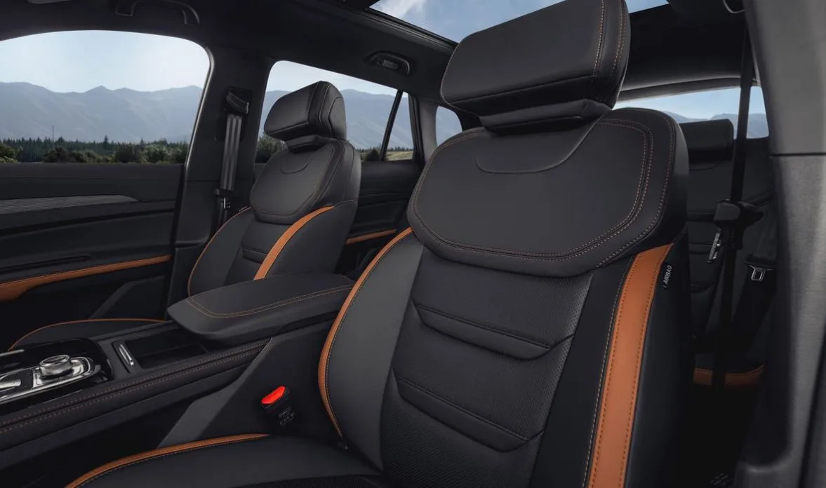 Detalhe dos bancos dianteiros do Novo Ford Territory 2026 com acabamento premium em couro microperfurado preto e faixas em Marrom Manuka, costuras contrastantes e encostos ergonômicos, destacando o conforto e o requinte da cabine.