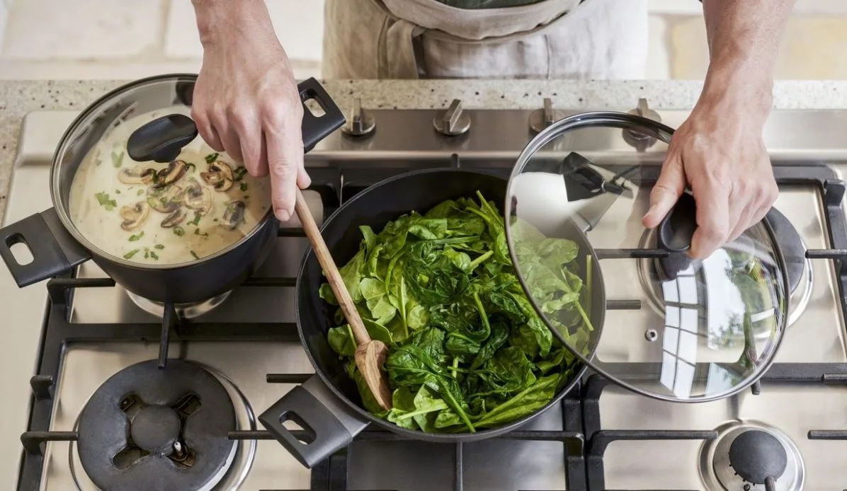 Panelas Cuisinox no preparo de receitas em fogão moderno.