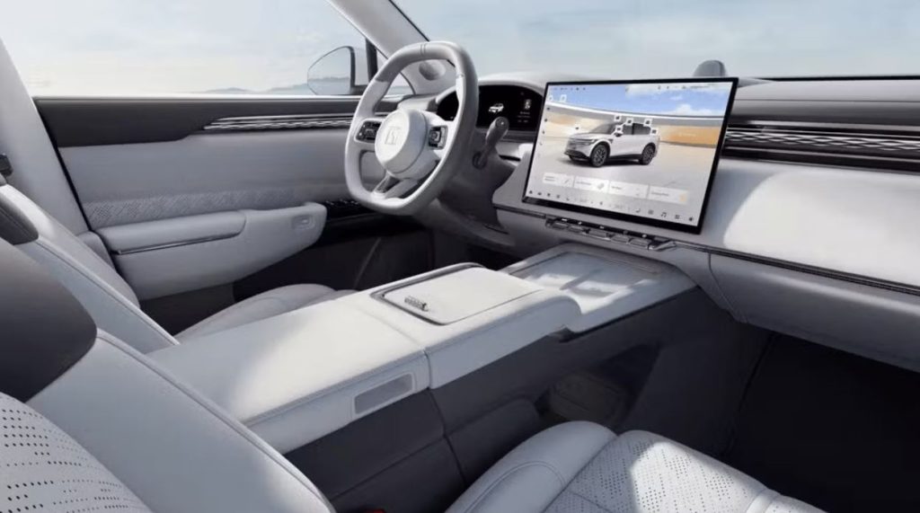 Interior do Zeekr 7X com bancos de couro claro, console central amplo, volante multifuncional e tela multimídia de alta resolução.