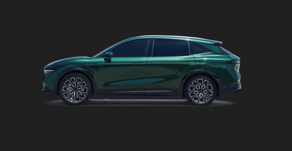 Vista lateral do Zeekr 7X na cor verde metálica, destacando linhas elegantes, rodas esportivas e perfil aerodinâmico do SUV.