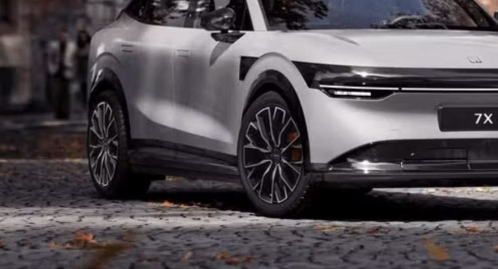Detalhe frontal do Zeekr 7X, destacando o design das rodas esportivas, faróis em LED e linhas aerodinâmicas da carroceria.