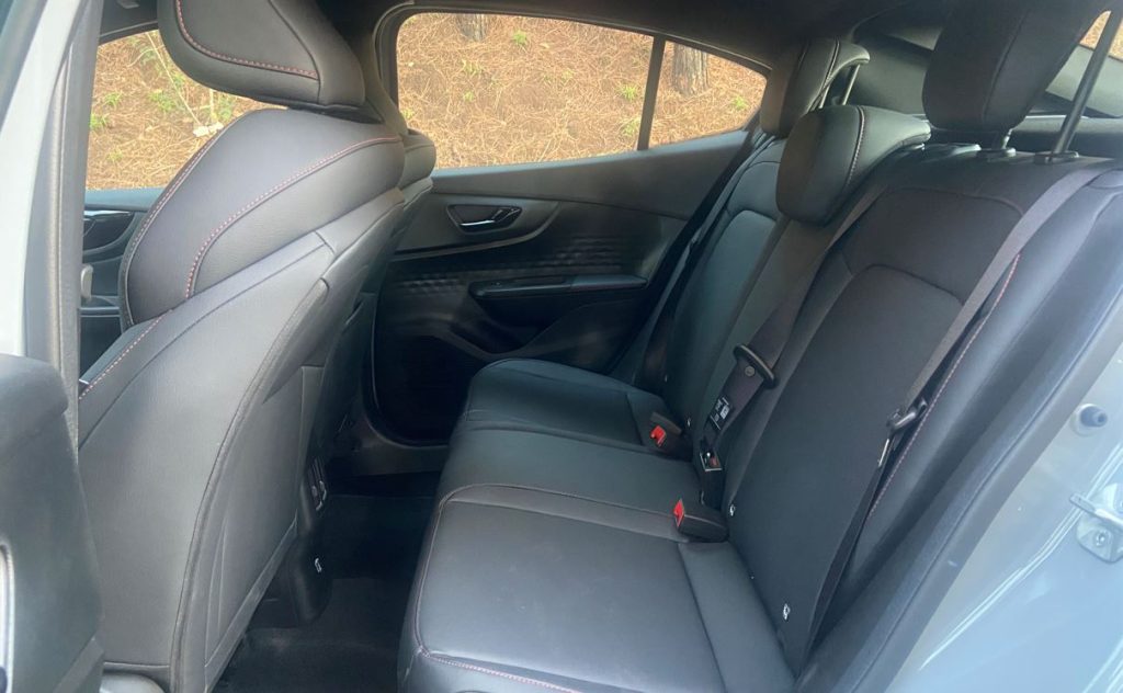 Assentos traseiros do Fastback Abarth 2025 com revestimento em couro ecológico, costuras vermelhas e acabamento premium.