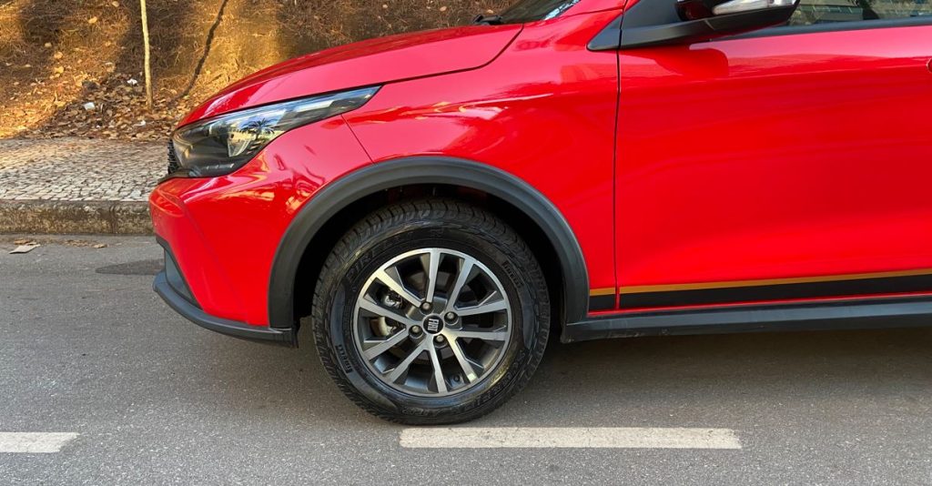 Roda dianteira do Fiat Argo Trekking 2026, com aro de liga-leve, acabamento diamantado e moldura de para-lama com detalhe preto fosco.