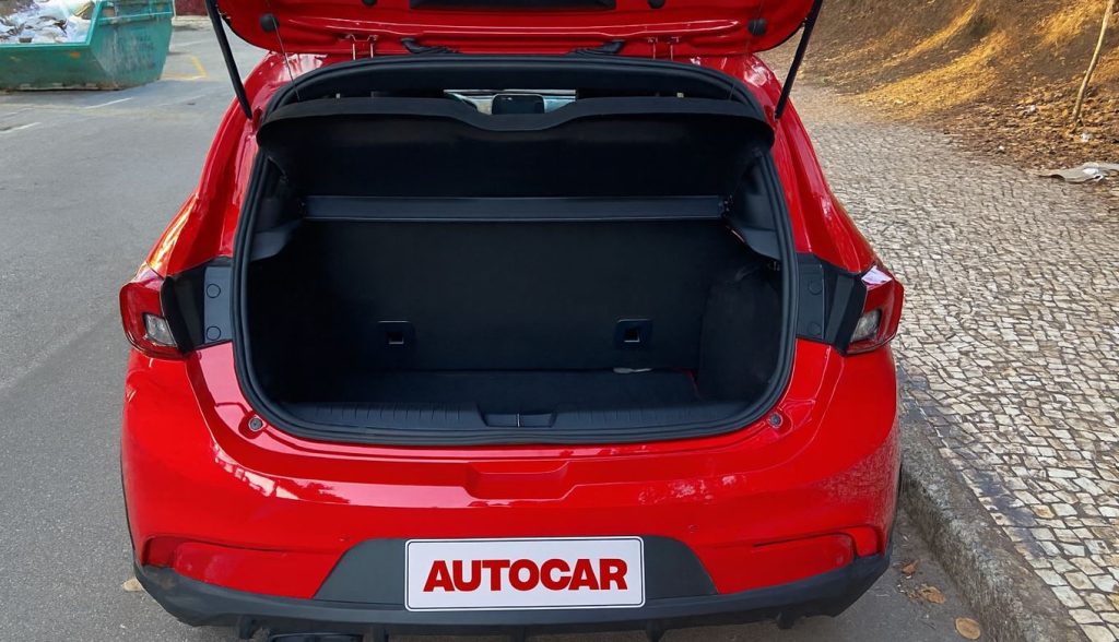 Porta-malas aberto do Fiat Argo Trekking 2026 com revestimento interno escurecido e capacidade ampliada, ideal para uso urbano e viagens curtas.