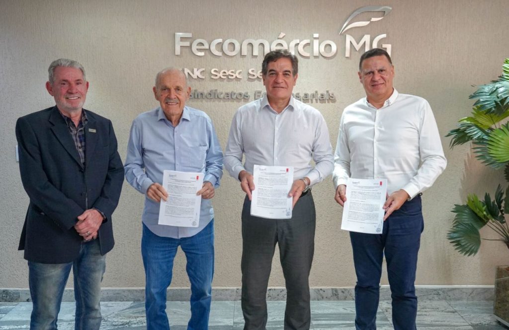 Dirigentes da Fecomércio MG e representantes das construtoras exibem o contrato assinado para a nova sede em Belo Horizonte.