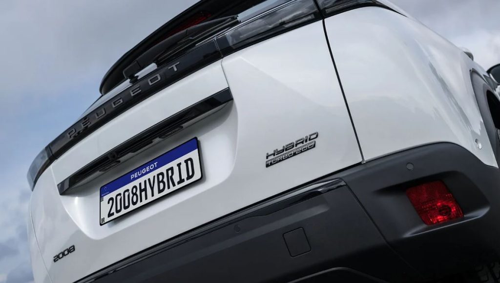 Detalhe da traseira do Peugeot 2008 híbrido Turbo 200, evidenciando o emblema do modelo e o design moderno do para-choque.