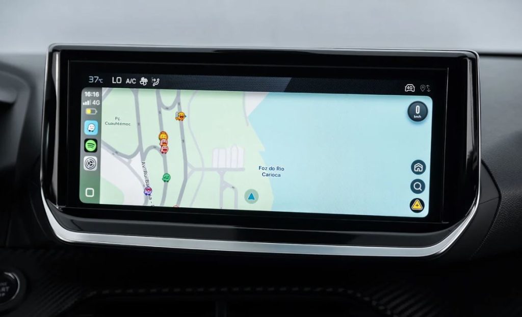Central multimídia do Peugeot 208 GT híbrido com sistema de navegação ativado, conectividade Apple CarPlay e tela sensível ao toque.