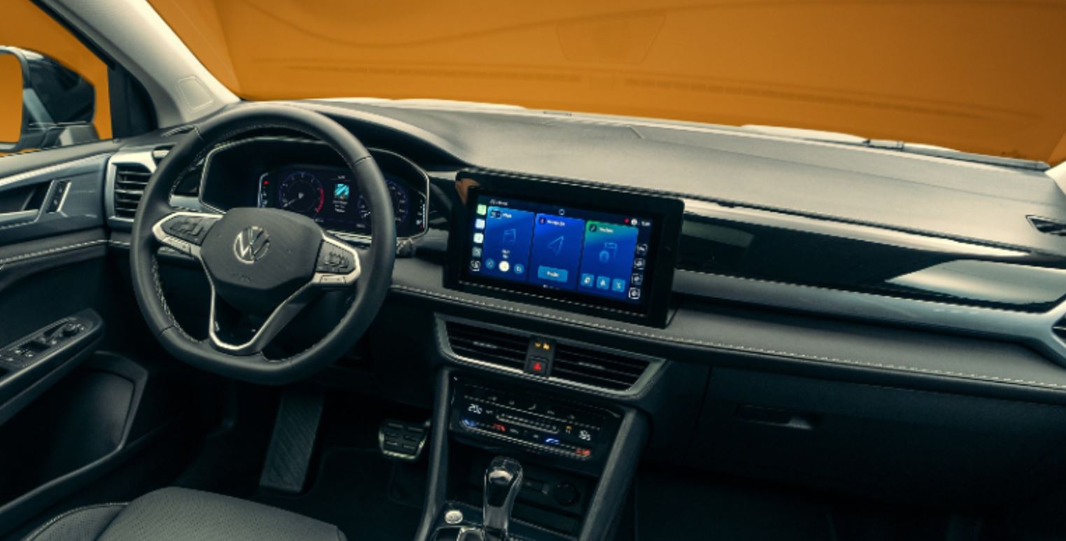 Central multimídia flutuante VW Play Connect do Novo Taos 2026, com tela de 10,1" sensível ao toque, conectividade via app, acabamento premium do painel e ar-condicionado digital de duas zonas.