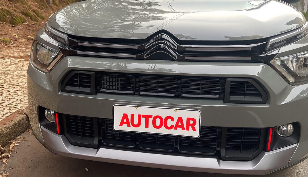 Imagem frontal do Citroën Basalt Dark Edition T200 destacando grade escurecida, faróis com acabamento afilado e detalhes em vermelho Andre Red.