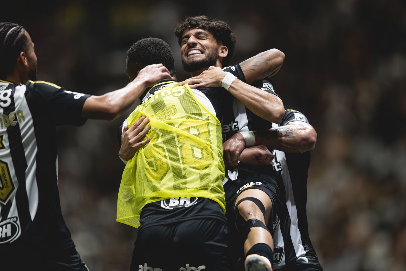 Jogadores do Atlético Mineiro comemoram efusivamente com abraços após o gol de Biel, em partida contra o Bahia na Arena MRV.