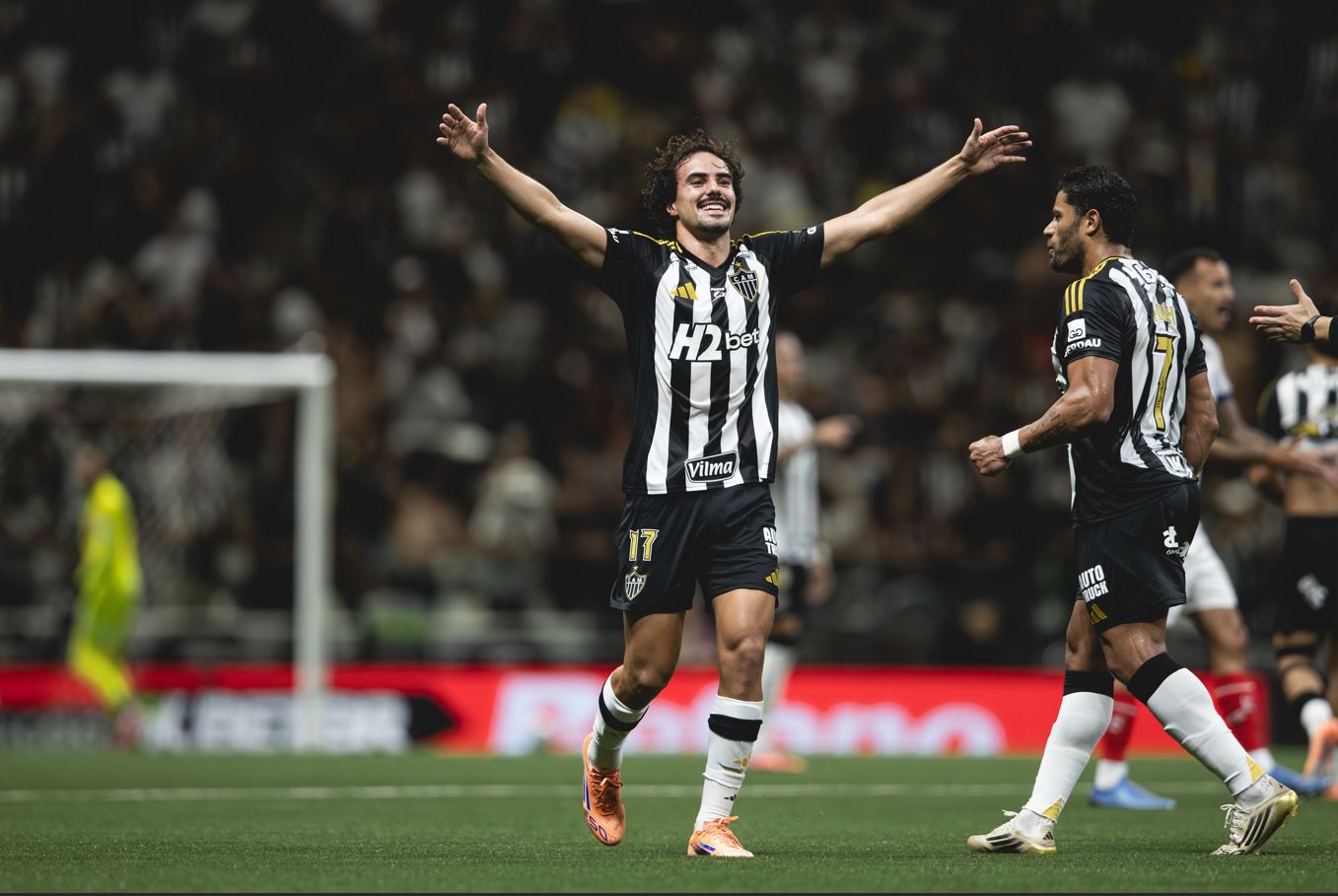 Igor Gomes, meio-campista do Atlético Mineiro, celebra de braços abertos após marcar um golaço de falta contra o Bahia na Arena MRV.
