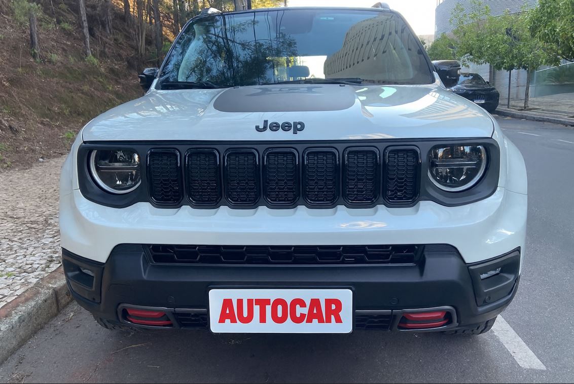 Vista frontal do Jeep Renegade Willys 10 Anos, com grade preta de sete fendas, faróis redondos em LED e placa com logotipo AUTOCAR.