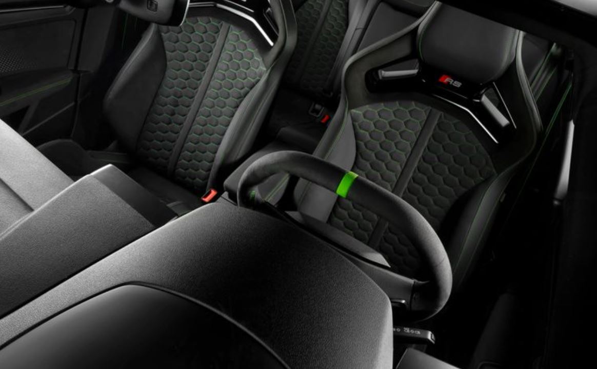 Interior do Audi RS 3 Sedan com bancos concha revestidos em microfibra Dinamica, costura verde e volante com marcação central verde.