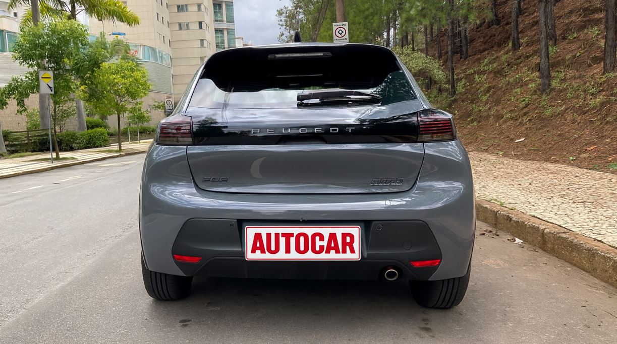 Traseira do Peugeot 208 GT híbrido, com destaque para as lanternas escurecidas, o nome da marca centralizado e o emblema “Hybrid”.