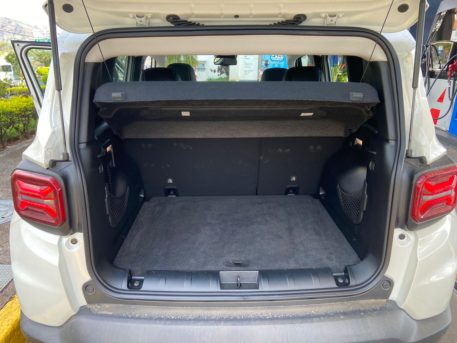 Porta-malas do Jeep Renegade Willys 10 Anos com capacidade de 320 litros, acabamento em carpete e banco traseiro rebatível ao fundo.