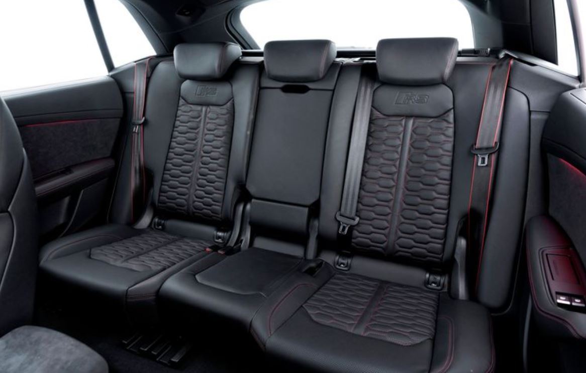 Bancos traseiros do Audi RS Q8 Performance com revestimento em couro Valcona, costura vermelha e detalhes esportivos RS.