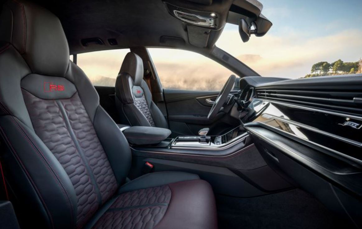 Interior do Audi RS Q8 Performance com bancos esportivos em couro Valcona, costuras vermelhas e acabamento de alto padrão.