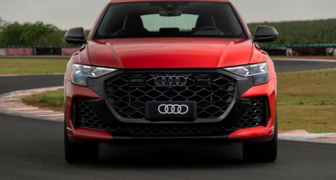 Frente do Audi RS Q8 Performance 2026 com grade Singleframe preta em colmeia tridimensional e faróis Matrix LED acesos.
