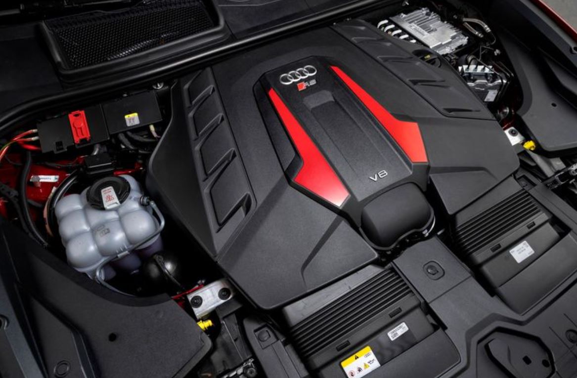 Motor V8 4.0 biturbo do Audi RS Q8 Performance com capa de proteção em preto e vermelho e emblemas RS e Audi em destaque.