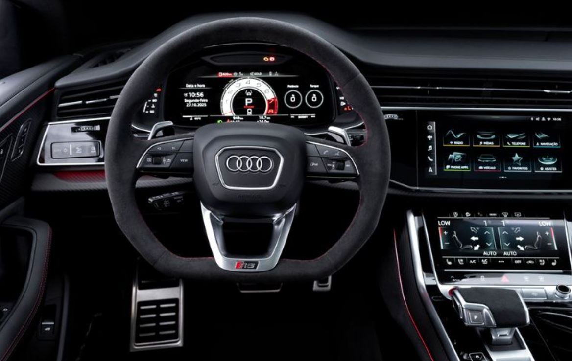 Painel digital do Audi RS Q8 Performance com volante em Alcantara, Audi Virtual Cockpit Plus e sistema MMI touch com múltiplas telas.