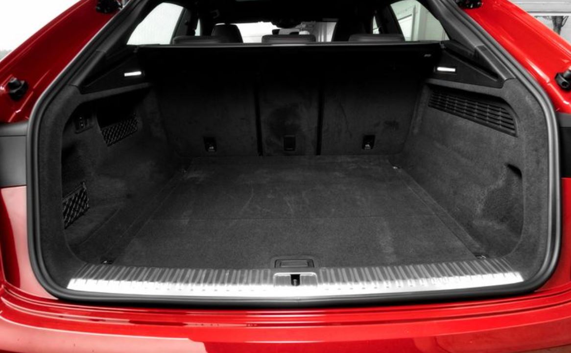 Porta-malas do Audi RS Q8 Performance com acabamento em carpete, soleira em alumínio e capacidade generosa para bagagens.