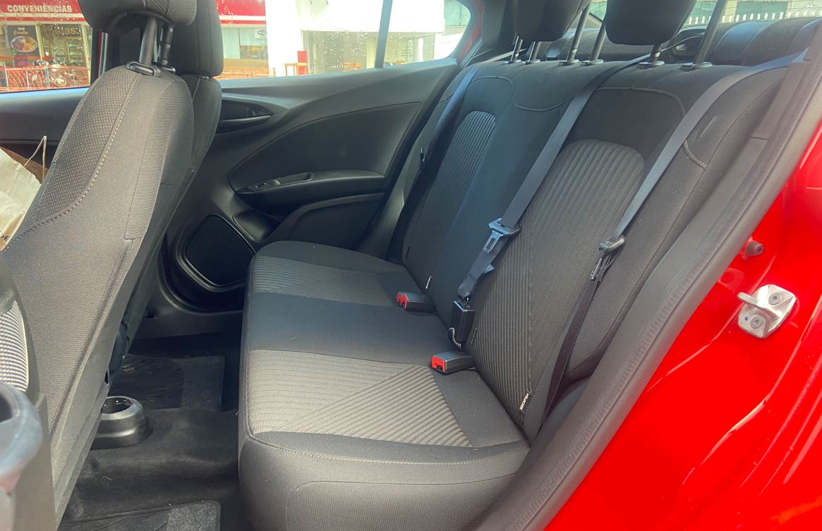 Assentos traseiros do Fiat Cronos Drive 1.3 2026 com acabamento em tecido, encostos de cabeça e cinto de três pontos para todos os ocupantes.