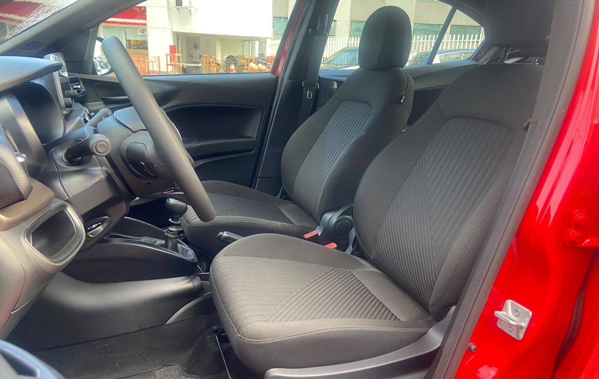 Bancos dianteiros do Fiat Cronos Drive 1.3 2026 com design anatômico, acabamento em tecido e ergonomia voltada ao conforto.