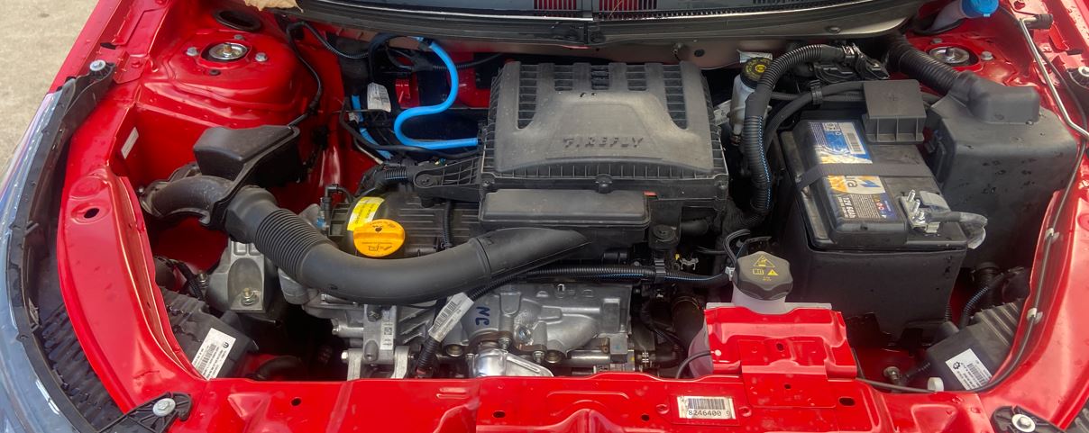 Compartimento do motor do Fiat Cronos Drive 1.3 2026, equipado com o motor Firefly 1.3 flex de quatro cilindros e 8 válvulas.
