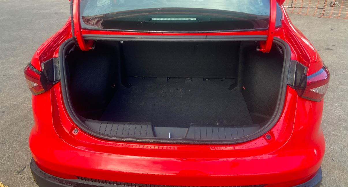 Porta-malas aberto do Fiat Cronos Drive 1.3 2026, exibindo seu amplo espaço interno com capacidade para até 525 litros.