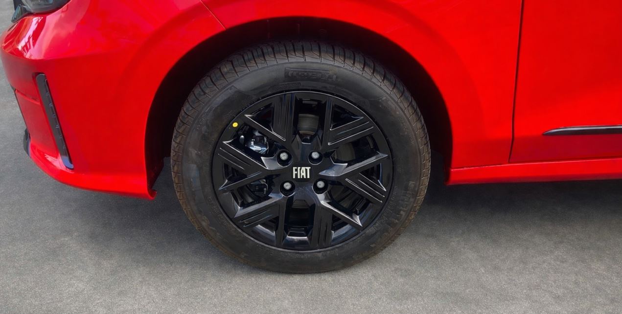 Detalhe da roda de liga leve preta aro 16" do Fiat Cronos Drive 1.3 2026, com pneus Pirelli e logo central da Fiat.