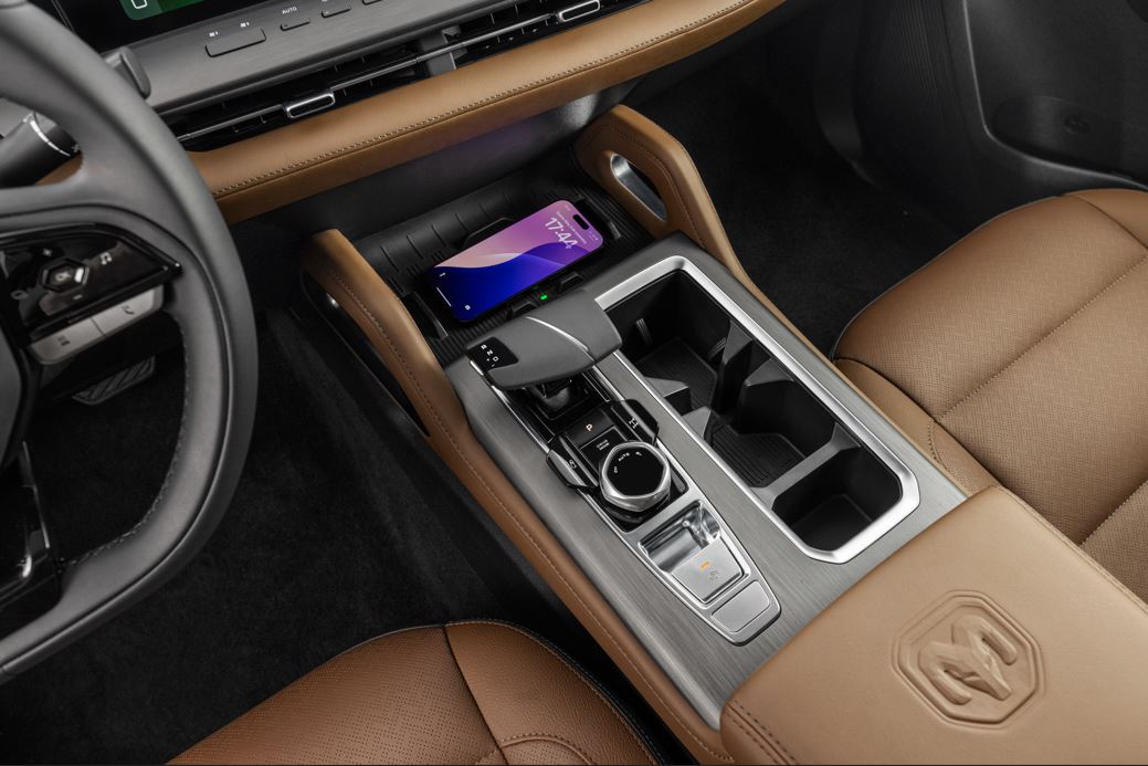 Console central da Ram Dakota Laramie 2026 com seletor eletrônico de marchas, carregador por indução, porta-copos e acabamento premium.