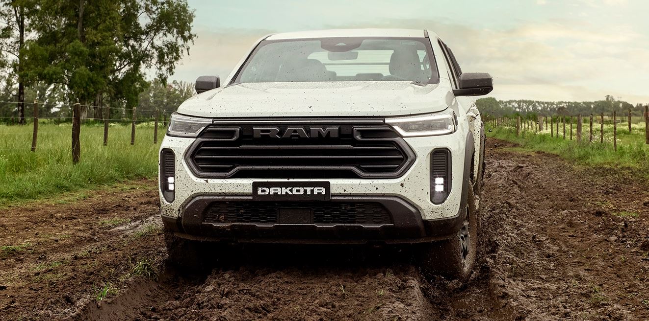 Frente da Ram Dakota Laramie 2026 com grade robusta, logotipo RAM em destaque, faróis full LED e assinatura luminosa vertical.