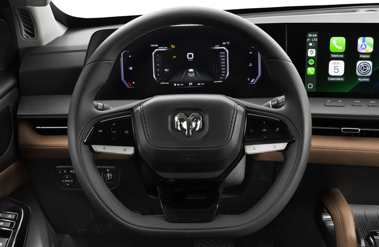Painel da Ram Dakota Laramie 2026 com volante multifuncional, painel de instrumentos digital configurável e integração com central multimídia.
